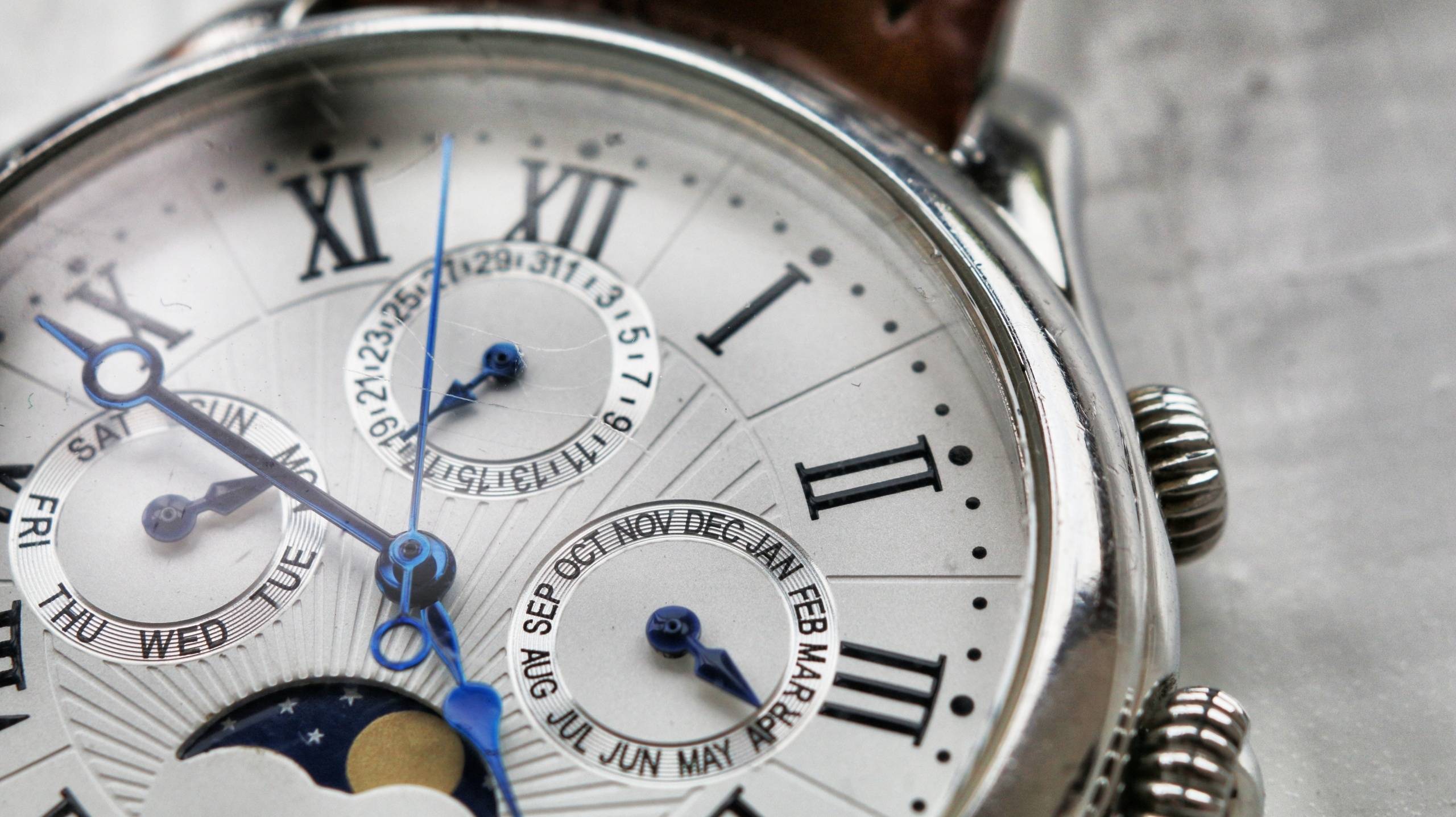 close-up-photography-of-wristwatch-1034065